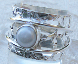  Anello in Argento battuto e Perla naturale