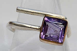 Anello in Argento e Ametista sfaccettata con dettaglio in Argento placcato Oro 