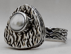 Anello in Argento lavorato e Perla naturale