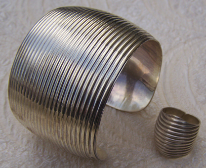 Bracciale rigido e Anello in Argento lavorato 