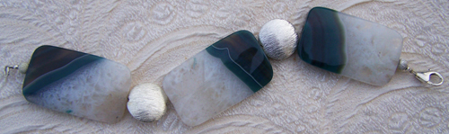 Bracciale Argento satinato e Agatha blu striata del Brasile