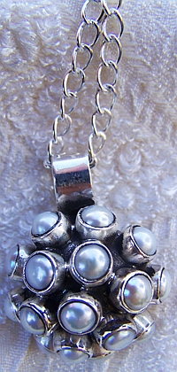 Ciondolo in Argento e Perle naturali e collana a catena