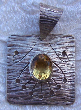 Ciondolo in Argento forato e Quarzo Citrino sfaccettato