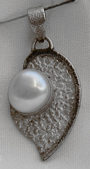 Ciondolo in Argento battuto e Perla di Maiorca
