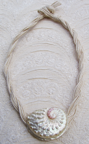 Collana Conchiglia Agliotis con filo di Cotone 
